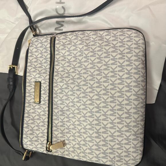 Michael Kors Bedford Signature Flat Crossbody Bag Vanilla NWOT Authentic w/ Dust - Picture 14 of 16
